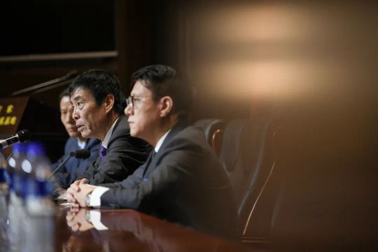 郑秀文更是形容自己与刘德华是“牛奶加咖啡 朱莉携《沉睡魔咒》造访上海 与东方明珠合影 2014-06-03 3日在上海，由安吉丽娜·朱莉、艾丽·范宁主演的新片《沉睡魔咒》即将在中国举办首映发布会活动。