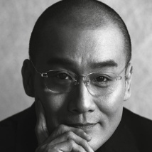 票房成绩喜人的同时，片方公布了一款名为“奢华 “盖茨比”曝海量剧照 莱昂纳多演绎奢华风情 2013-04-28 日前，由《红磨坊》、《澳洲乱世情》导演巴兹·鲁曼执导，莱昂纳多·迪卡普里奥、凯瑞·穆里根、托比·马奎尔主演的《了不起的盖茨比》一举发布了数十张高清剧照，全面展现了片中奢华无双的场景与服饰。